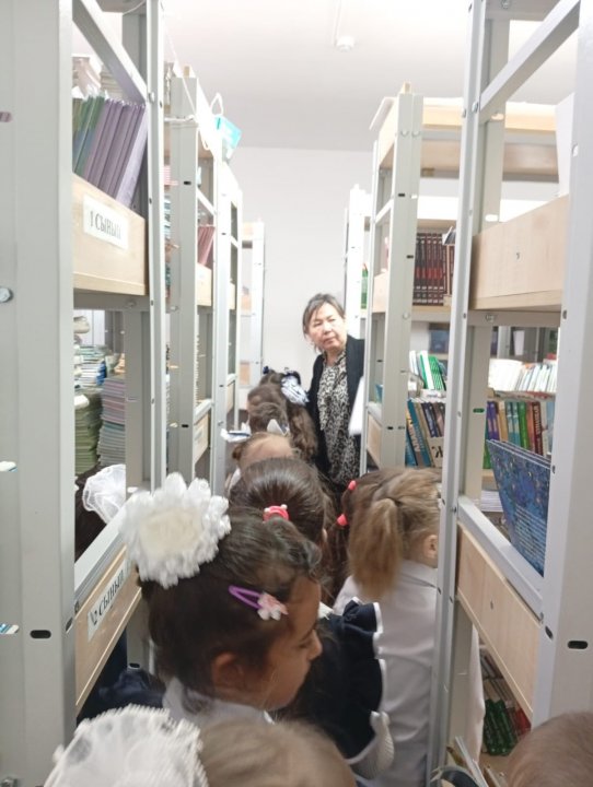 Балалар кітапханасы жобасын іске асыру мақсатында 1 "В"сынып оқушылары кітапханаға саяхат жасады.